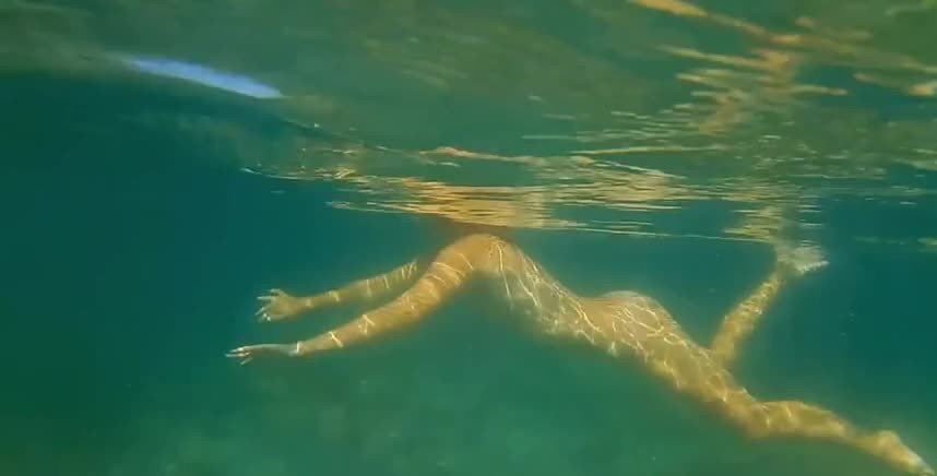#Naked #Underwater RISky Swim with my new Friend 2- Video nell'argomento Beach Girls di Sirina