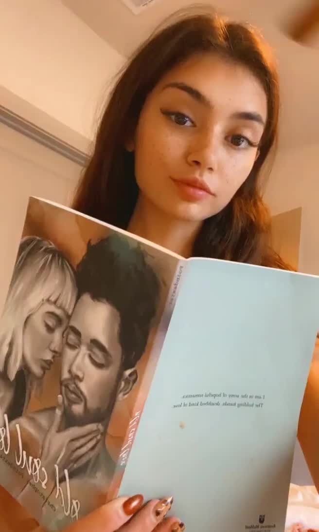 Video by BeautyLovers with the username @BeautyLovers,  January 13, 2022 at 2:46 AM. The post is about the topic Teen and the text says 'Am¡ra Lecture ❤️ #iaminlove'
