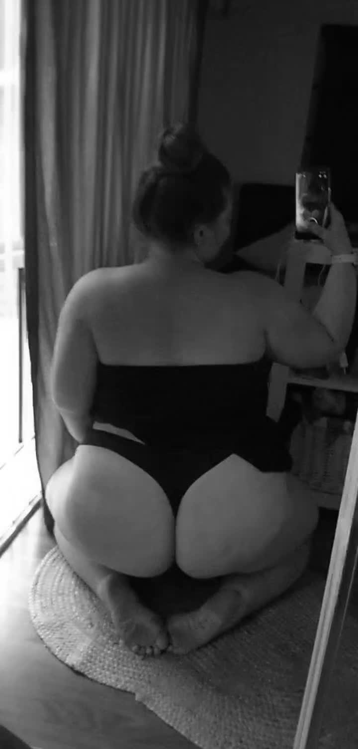Video by Miss.JJ420 with the username @Miss.JJ420, who is a verified user,  June 25, 2022 at 12:29 AM and the text says 'who likes a #bigbooty?'