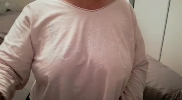 Video by Sharmeliane with the username @Sharmeliane, who is a verified user,  September 18, 2022 at 3:14 AM. The post is about the topic Amateurs and the text says 'Il manque quelque chose sur mes seins..'