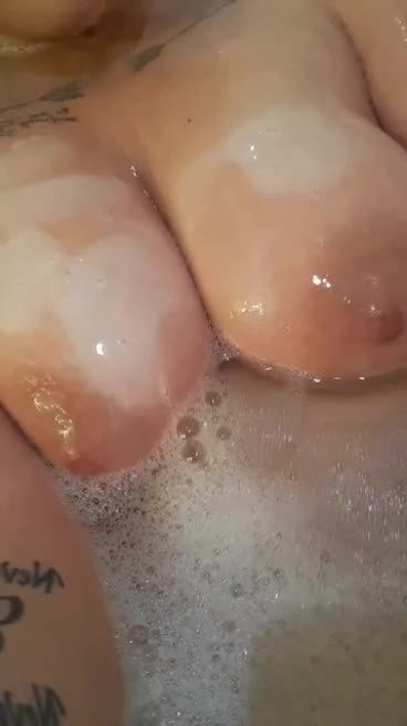Video by Emris06 with the username @Emris06, who is a star user,  October 20, 2022 at 12:53 AM. The post is about the topic Amateurs and the text says 'Bath time!'