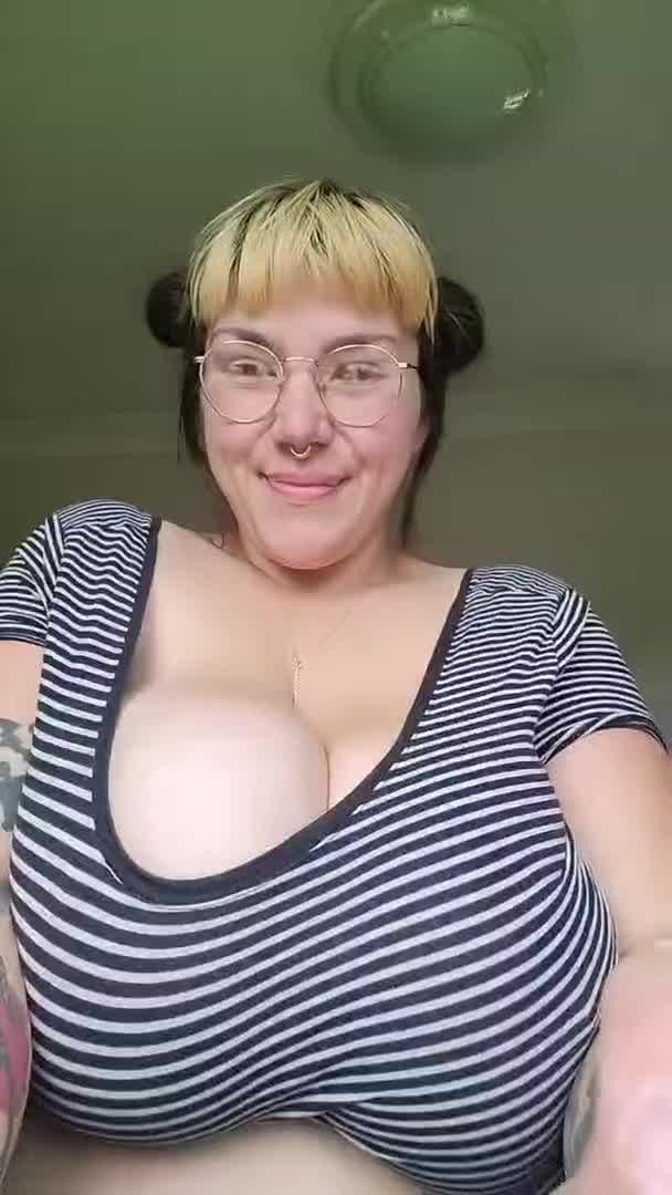 Shared Video by homemadebbwbbcporn with the username @homemadebbwbbcporn, who is a star user,  March 26, 2024 at 1:13 PM. The post is about the topic FATGIRLS!