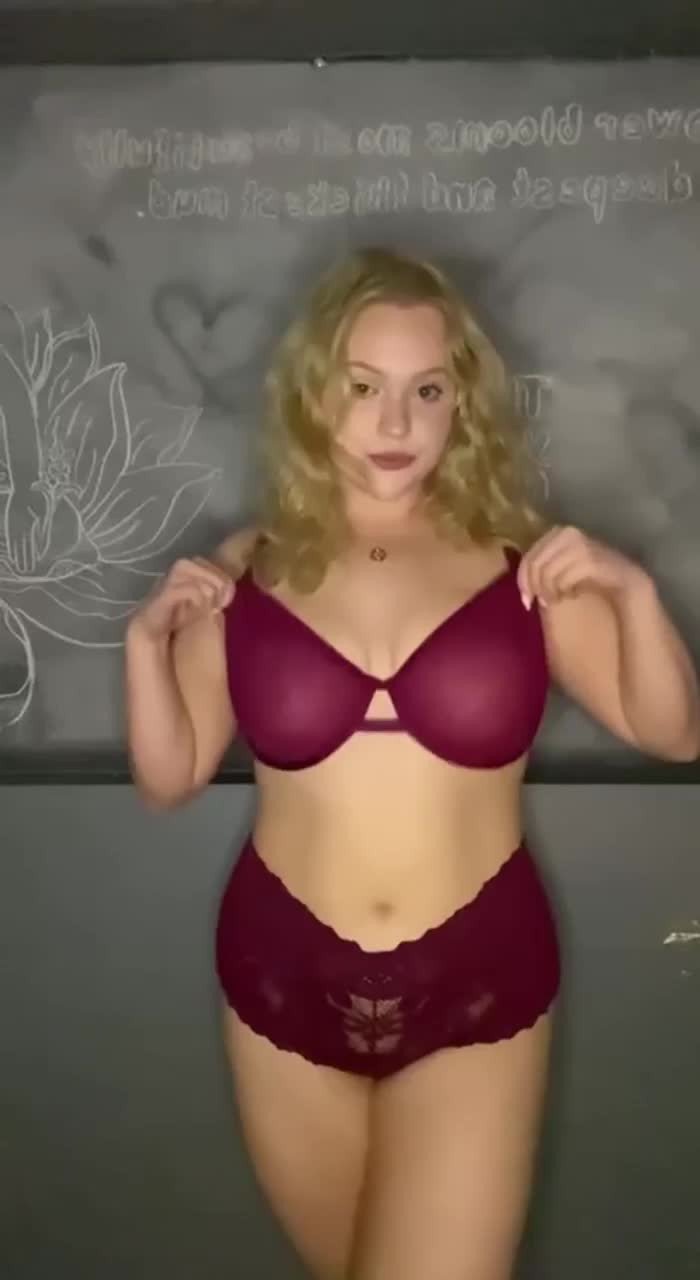 Video by AllChicksNoDicks with the username @AllChicksNoDicks, who is a verified user,  April 18, 2024 at 12:30 PM and the text says '#nsfw #aa #busty #curvy #Pr3ttySophia 

u/Pr3ttySophia'