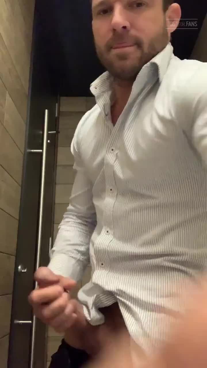 Video by Confiado56 with the username @Confiado56, who is a verified user,  September 24, 2023 at 3:42 PM and the text says 'paja en el baño...💦💦💥'