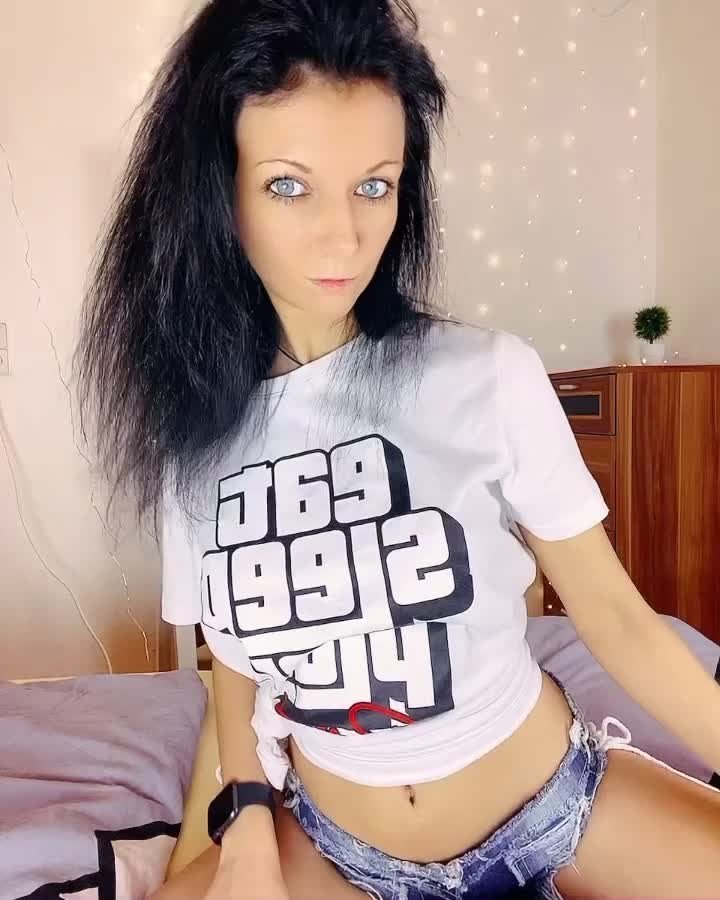 Video by LailaBanx with the username @LailaBanx, who is a star user,  February 5, 2021 at 6:39 PM and the text says 'I’m ready for the summer 😎
Have a nice weekend'