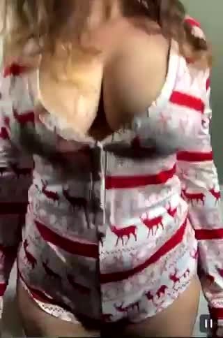Video by Unknowpaca with the username @Unknowpaca,  April 29, 2021 at 5:31 PM. The post is about the topic PerfectBoobs and the text says 'gros seins'