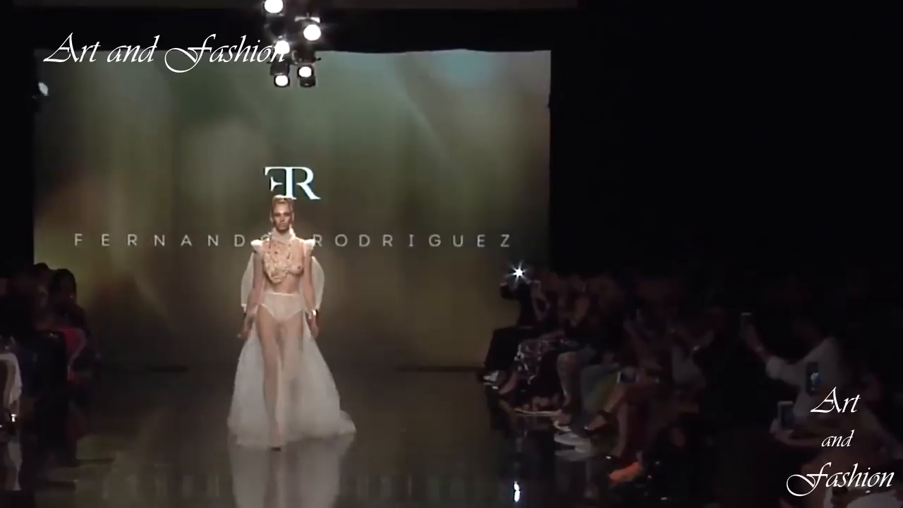 runway-fashion-artistic-expression-31