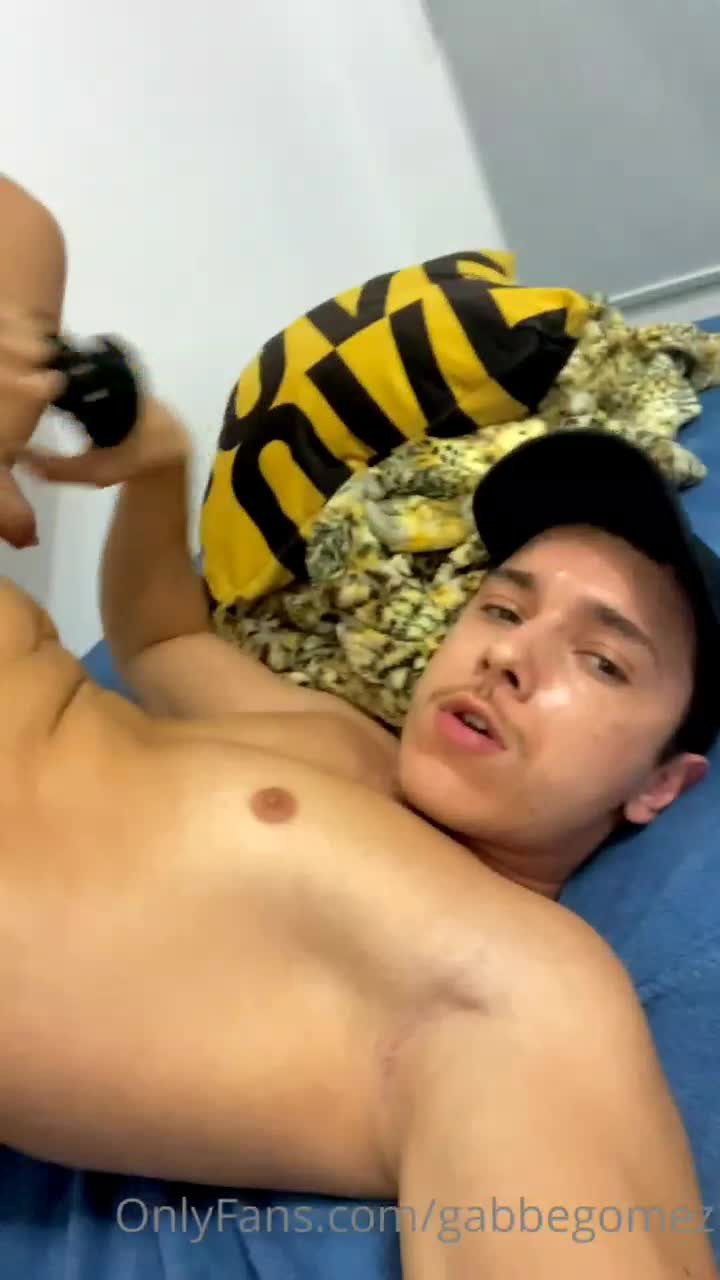 Shared Video by Tueffi splitternackt with the username @tueffi,  June 27, 2023 at 11:04 PM and the text says 'I'd love to suck him dry at least once a day !'