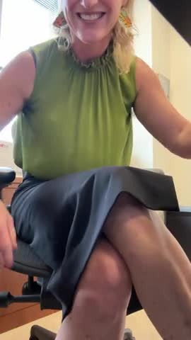 Shared Video by makesmehorny with the username @makesmehorny,  November 8, 2023 at 2:54 PM and the text says 'Sexy MILF'