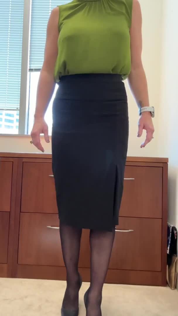 Shared Video by makesmehorny with the username @makesmehorny,  May 7, 2024 at 1:15 PM and the text says 'thenproblem with working from home is that there's no longer the opportunity to have meetings like this'