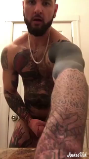 Video by Sheron with the username @Sheron,  July 15, 2020 at 2:37 AM. The post is about the topic Gay and the text says 'Urso-tatuado-gozando'