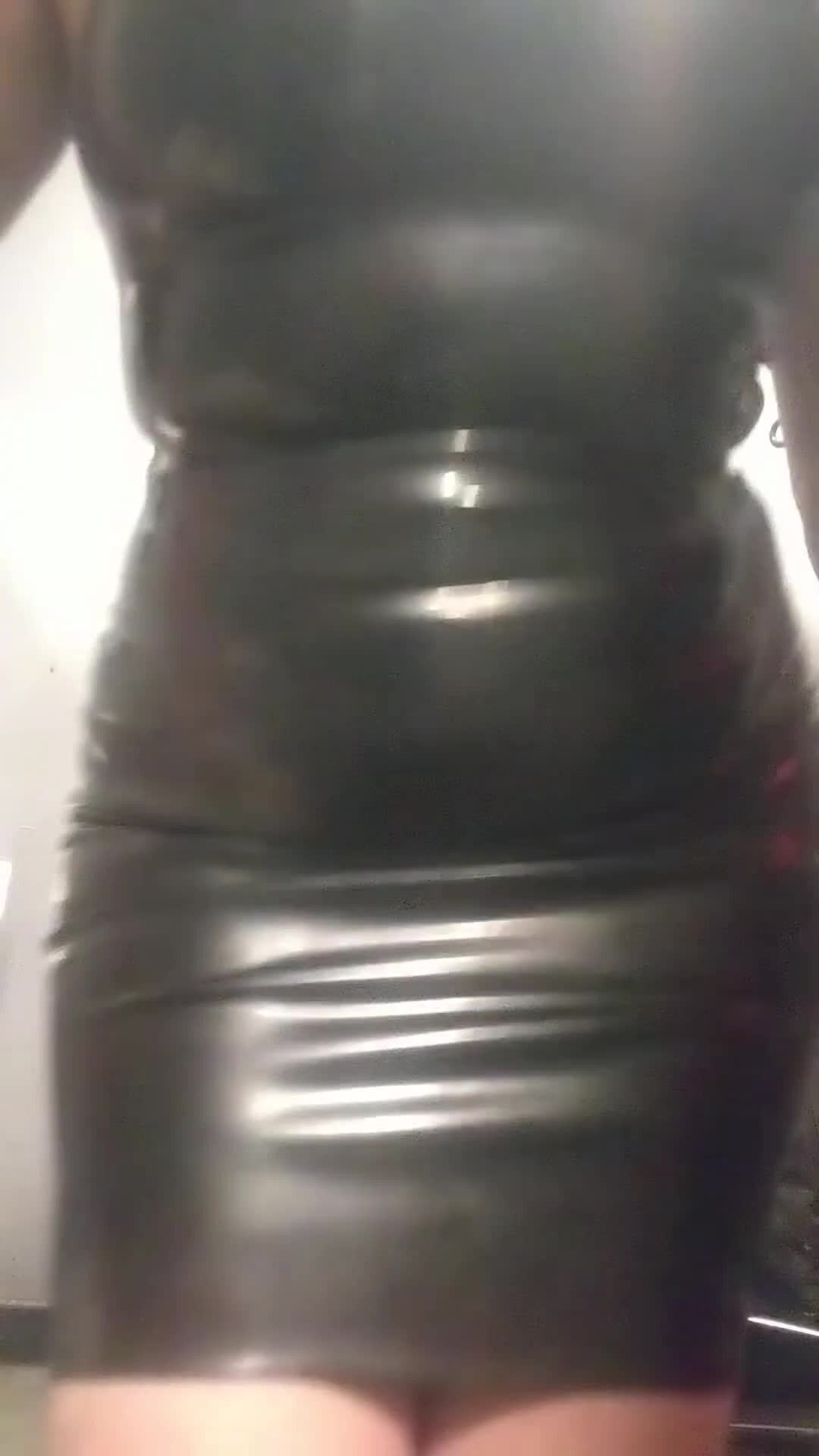 Video by VesperaSage with the username @VesperaSage, who is a star user,  September 26, 2023 at 11:19 PM and the text says '🖤🖤🖤

#latex #latexclothing #shiney #goth #fetish #girlswithtattoos'