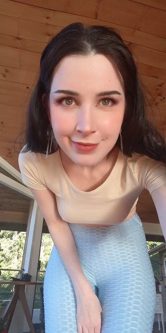 Video by Aella with the username @Aella,  December 31, 2020 at 3:03 AM. The post is about the topic Ass and the text says 'ass or titties? the only way to decide is if I show you both :3'
