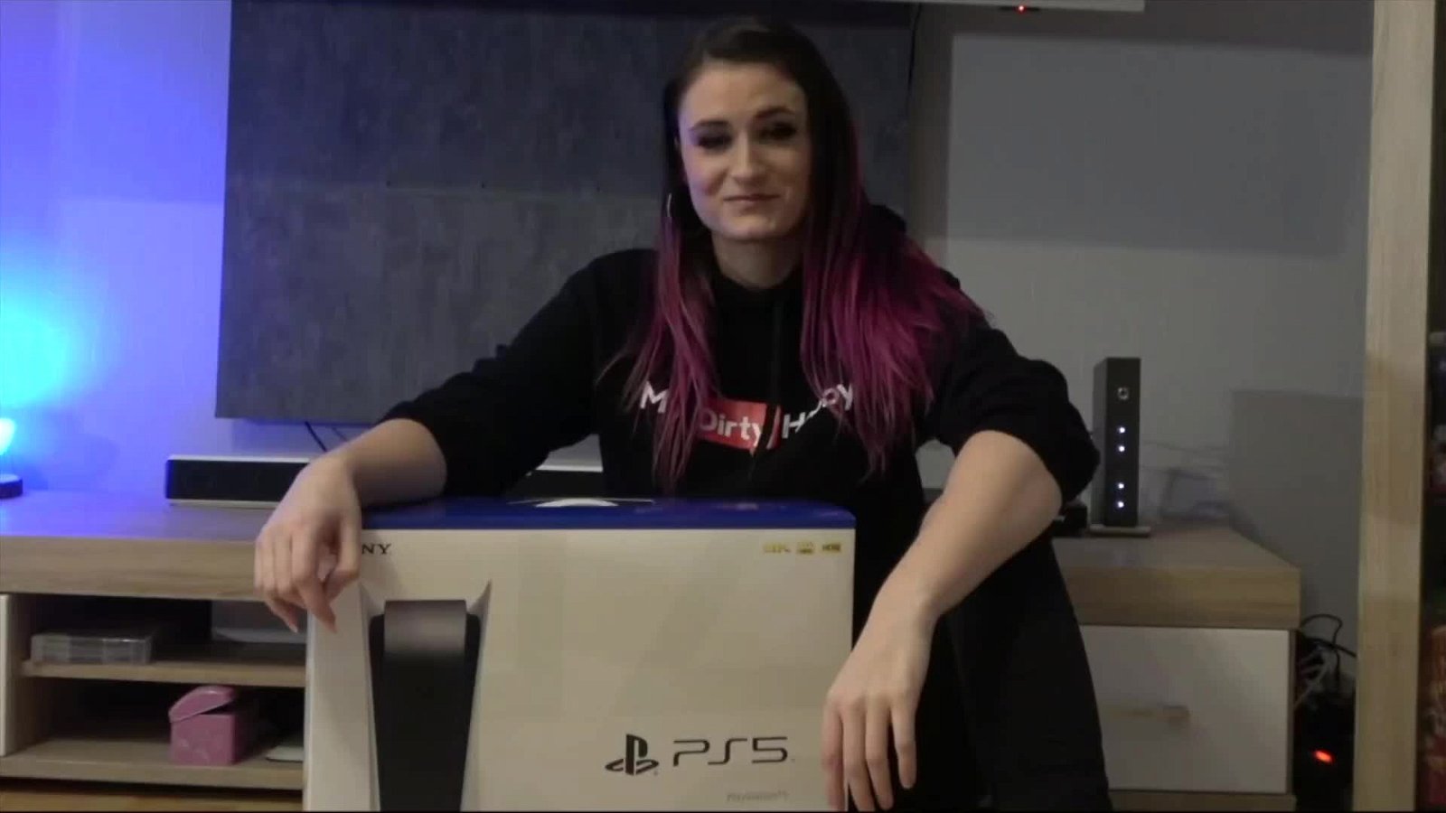 Video by Melina-May with the username @Melina-May, who is a star user,  January 28, 2021 at 9:26 AM and the text says 'GEWINNE MEINE PS5 !!! Win the new #PlayStation5 
Ganz wichtig retweeten!!! Follow me!! RETWEET!!and good luck!!!! 

Click here http://bit.ly/2HuBSVv'