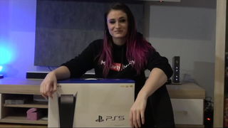 Video by Melina-May with the username @Melina-May, who is a star user,  January 28, 2021 at 9:26 AM and the text says 'GEWINNE MEINE PS5 !!! Win the new #PlayStation5 
Ganz wichtig retweeten!!! Follow me!! RETWEET!!and good luck!!!! 

Click here http://bit.ly/2HuBSVv'