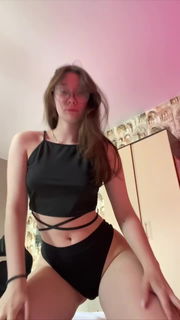 Video by Stripchat with the username @Stripchat, who is a brand user,  August 31, 2024 at 4:00 PM. The post is about the topic Curvy and the text says 'Follow › retweet › love › repeat [Anna_harrison]'