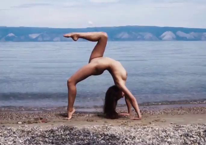 girlsdoingyoga:
gnubeauty:


Beach Yoga: Urdhva Dhanurasana 
excerpt of Yan Maklayn/Yan McLIne’s