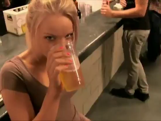 voyeurgirlsoncam:

Flashing at the bar. She is hot as fuck