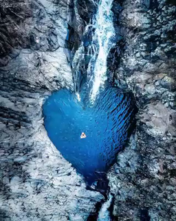 brookbooh:

✨✨Wherever you go, go with all your heart. Killarney Glen Water Hole, Australia ✨