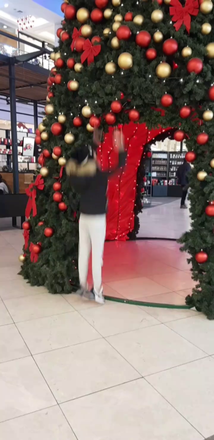 Video by CandieCross with the username @CandieCross, who is a star user,  December 3, 2018 at 5:01 PM and the text says 'What i do here ? #crazyCandie #tinnygirl #loveChristmas 🎄🎁'